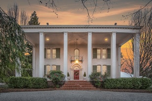 Grey Rock Mansion- 400 Grey Rock Road - Motel