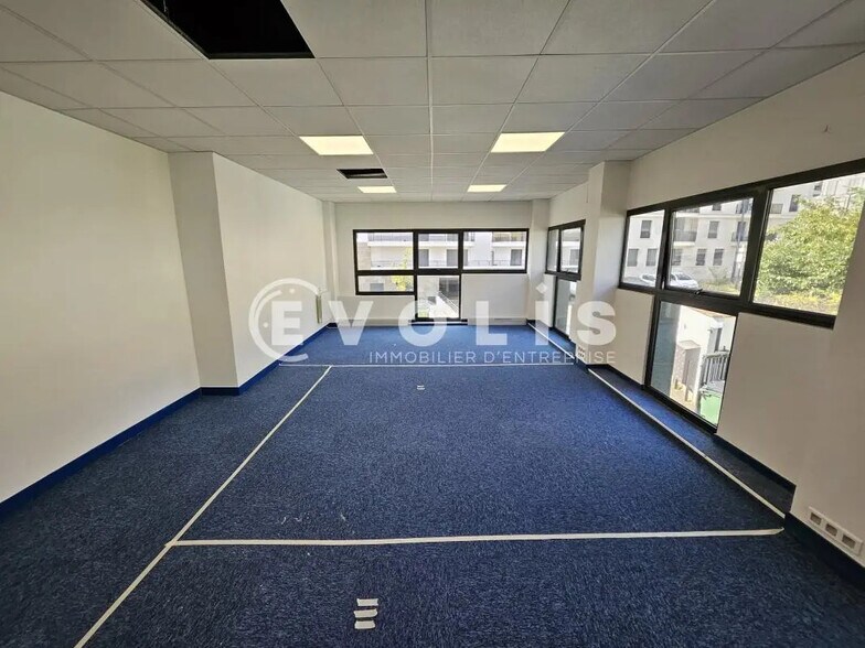 Office in Bagneux for lease - Interior Photo - Image 1 of 11