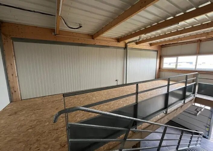 Flex in Saint-Sauveur for lease Interior Photo- Image 1 of 5