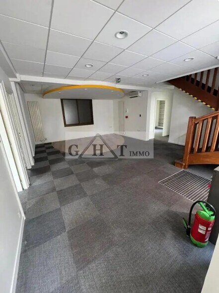 Retail in Le Perreux-sur-Marne for lease - Interior Photo - Image 3 of 9