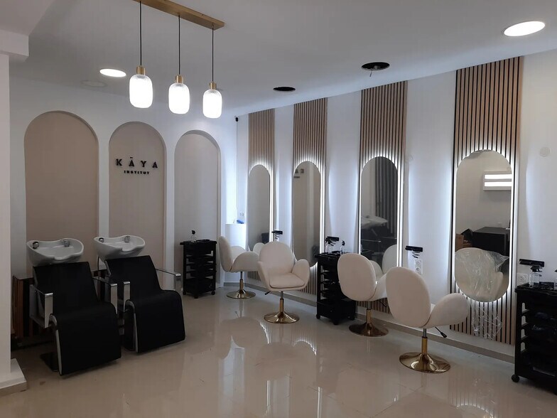 56 Rue Jean-Jacques Rousseau, Paris for lease - Interior Photo - Image 2 of 4