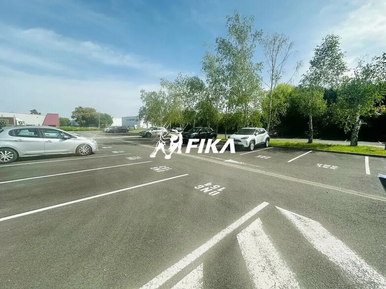 Office in Canéjan for lease - Building Photo - Image 2 of 10