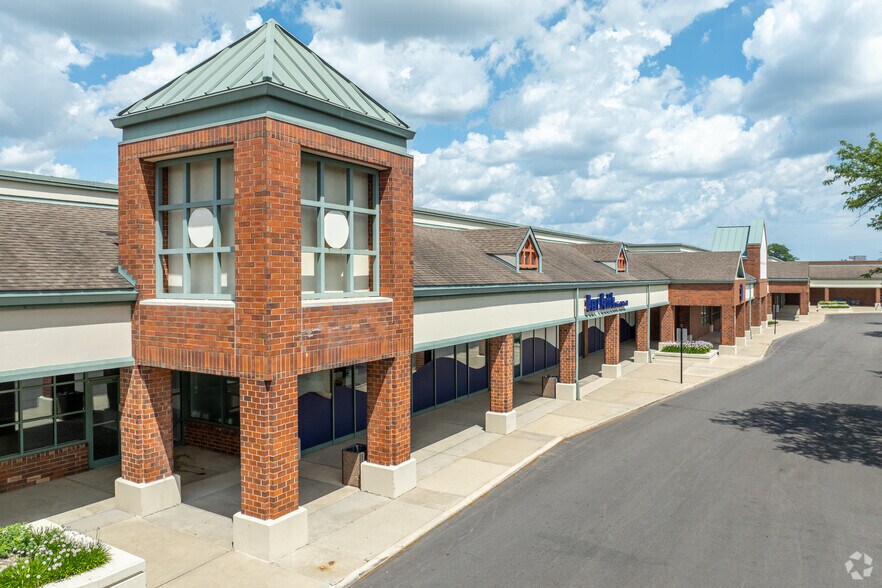 5605-5699 W Touhy Ave, Niles, IL for lease - Primary Photo - Image 1 of 6