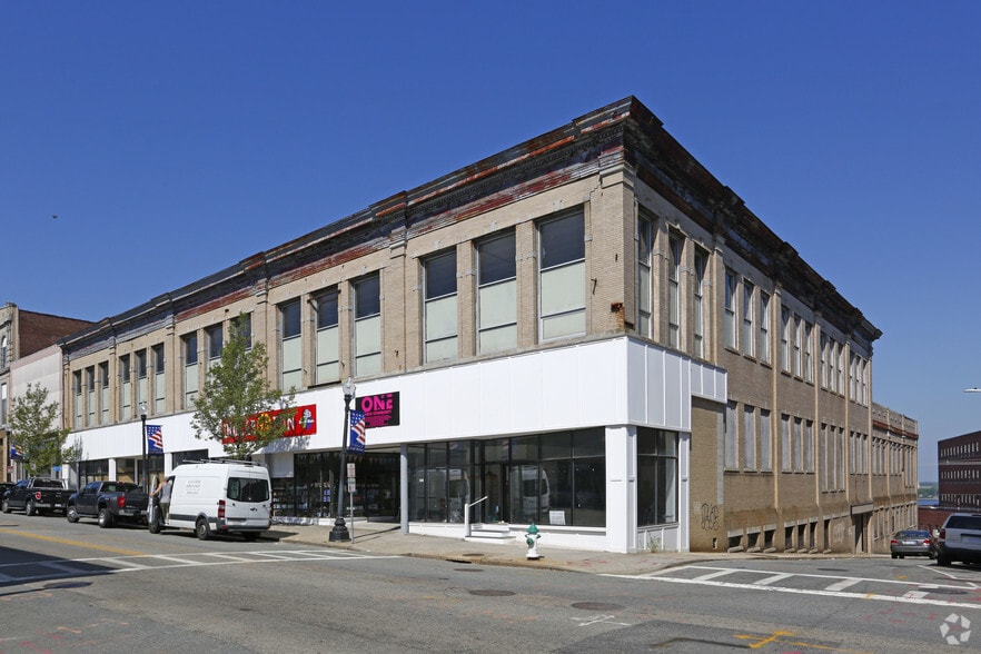 251-255 S Main St, Fall River, MA for lease - Primary Photo - Image 1 of 7