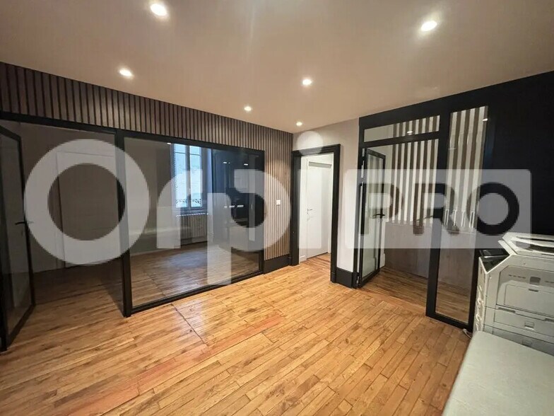 Office in Montluçon for lease - Interior Photo - Image 2 of 7