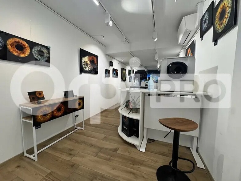 Retail in La Rochelle for lease - Interior Photo - Image 2 of 9
