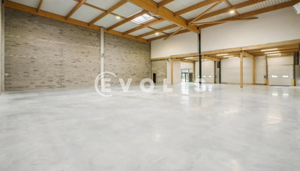 Flex in Graveson for lease - Interior Photo - Image 2 of 9