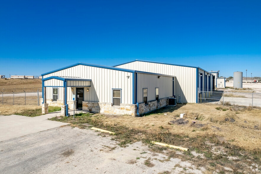 5022 FM 2102, Kenedy, TX 78119