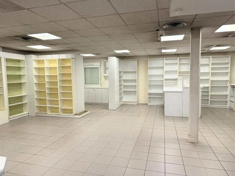 Retail in Besançon for lease - Interior Photo - Image 3 of 6