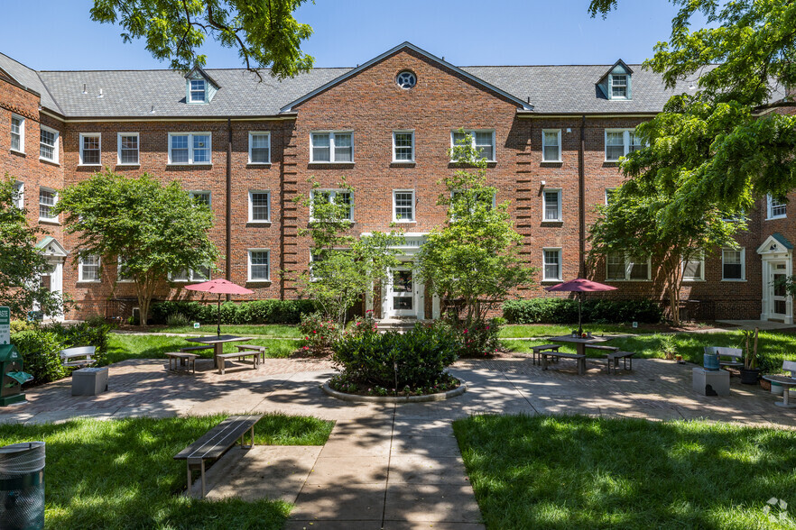 1829 Summit Pl NW, Washington, DC for sale - Primary Photo - Image 1 of 126