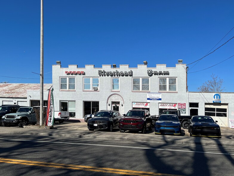 642 W Main St, Riverhead, NY for lease - Building Photo - Image 3 of 27
