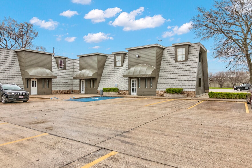 3350 Mcfaddin St, Beaumont, TX for lease - Building Photo - Image 1 of 13