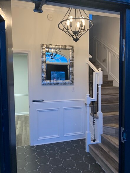 9304 New Lagrange Rd, Louisville, KY for lease - Building Photo - Image 3 of 8