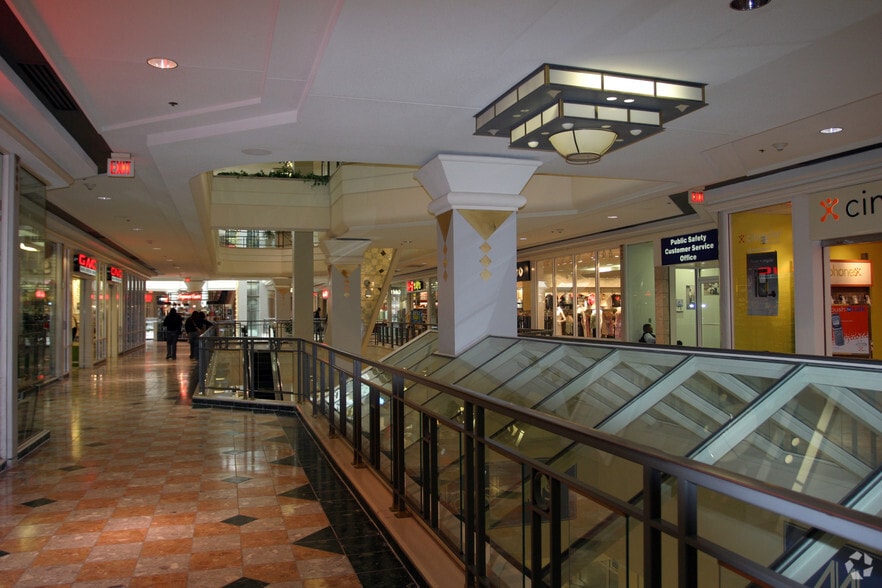 8661 Colesville Rd, Silver Spring, MD for lease - Lobby - Image 2 of 9