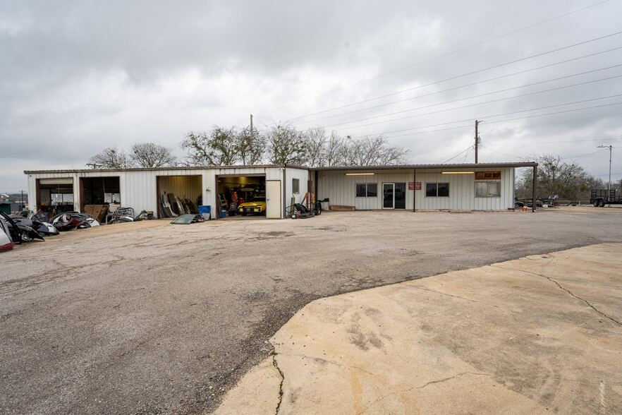 2121 N Saint Joseph St, Gonzales, TX for sale - Building Photo - Image 2 of 17