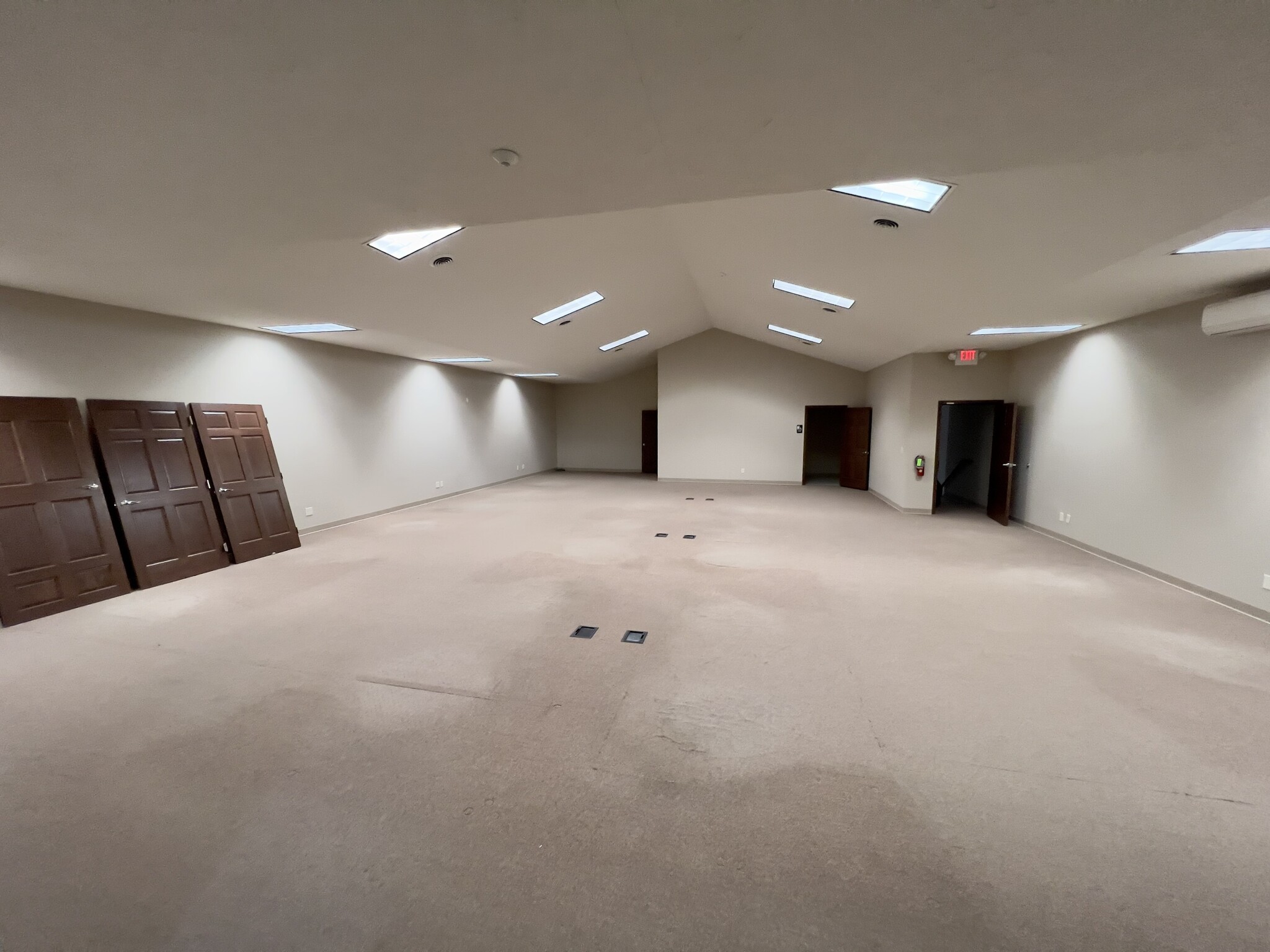 810 E 56th St, Kearney, NE for lease Interior Photo- Image 1 of 2