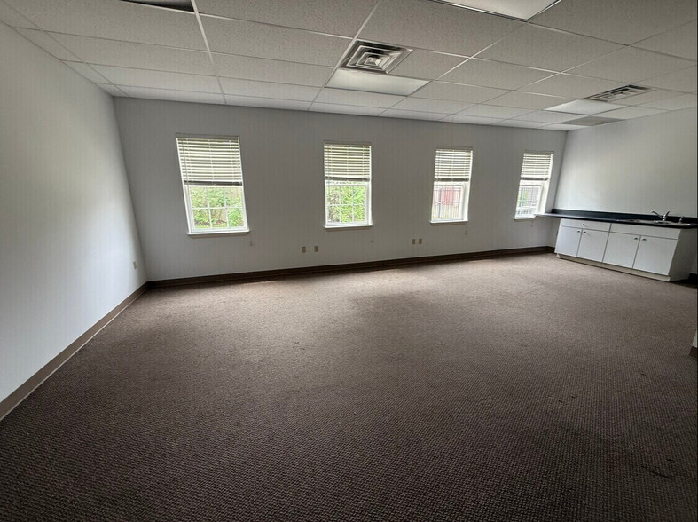 5010 Gateway Dr, Medina, OH for lease - Building Photo - Image 1 of 6