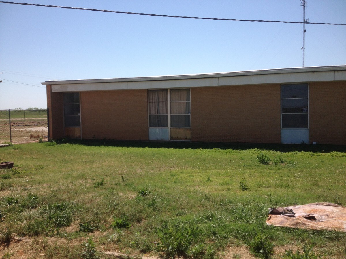 925 N Main St, Jayton, TX 79528