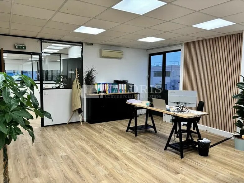 34-36 Rue Du 35eme Regiment D'Aviation, Bron for lease - Interior Photo - Image 1 of 4