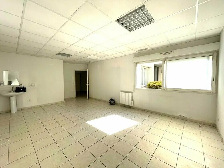 Office in Cagnes-sur-Mer for lease - Interior Photo - Image 1 of 7