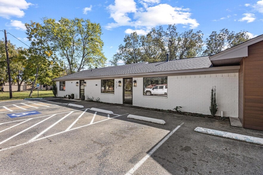 717 E Liberty St, Pilot Point, TX for lease - Building Photo - Image 3 of 23