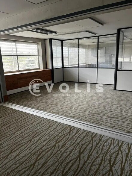 631 Chemin Des Meinajariés, Avignon for lease - Interior Photo - Image 3 of 12