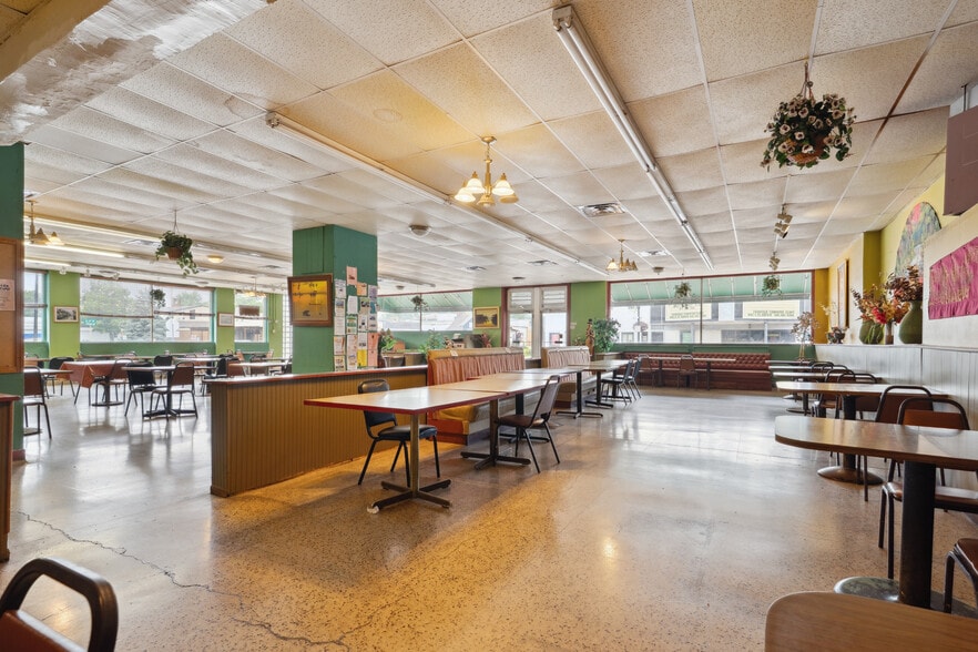 120 Broadway ave, Fairfield, IA for sale - Building Photo - Image 3 of 11