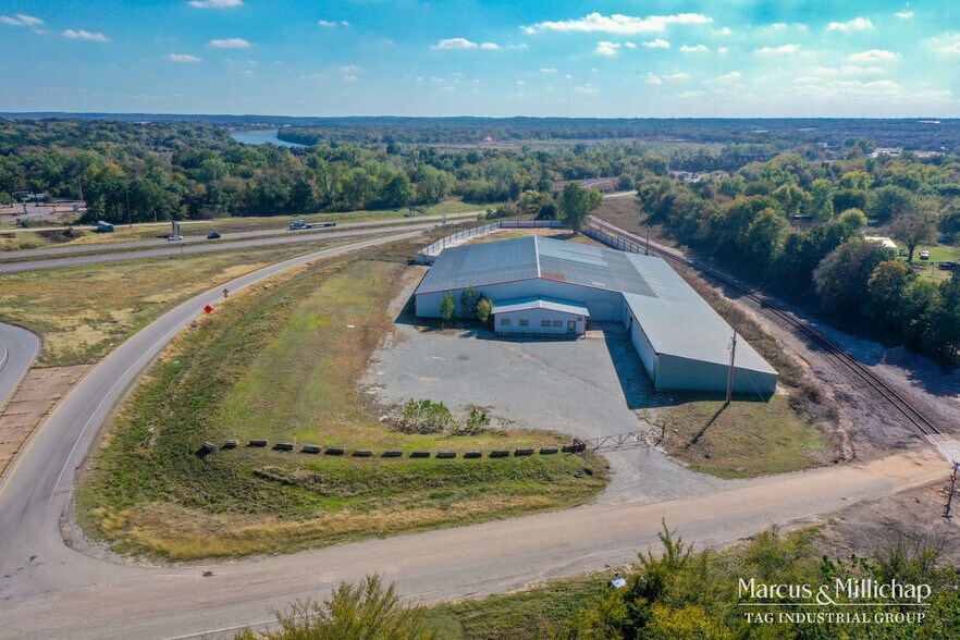 2405 S Franklin St, Colbert, OK 74733