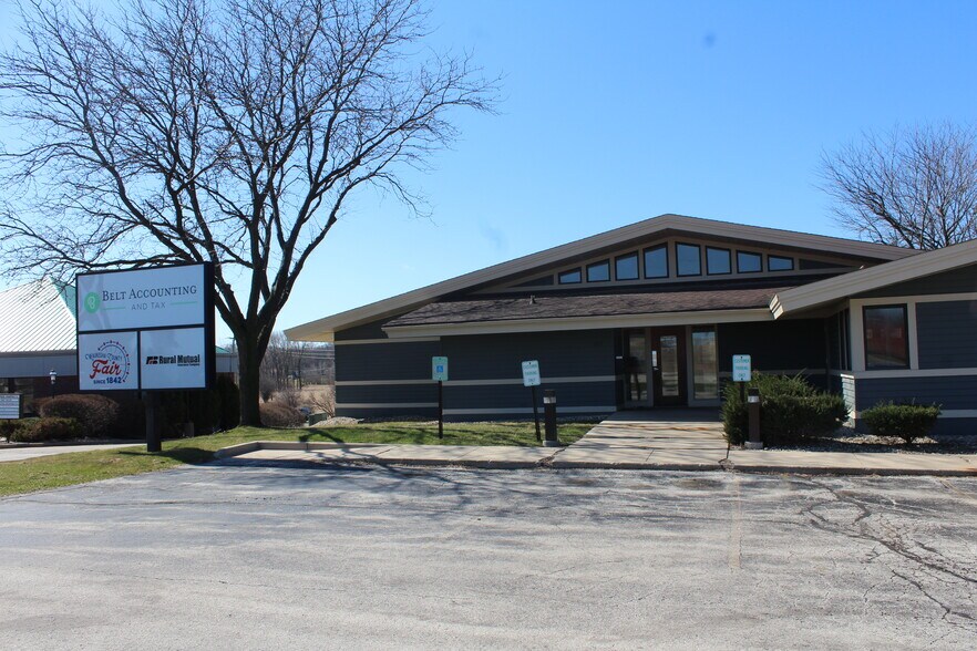 2417 Silvernail Rd, Pewaukee, WI for sale - Building Photo - Image 1 of 1