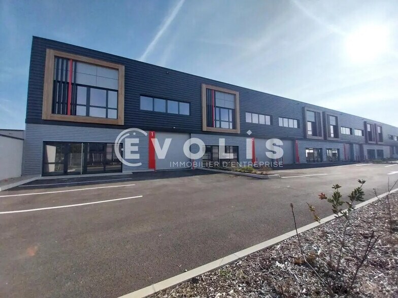 Office in Saint-Quentin-Fallavier for lease - Building Photo - Image 1 of 4