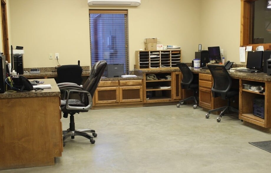 409 Enterprise Dr, Victoria, TX for lease - Interior Photo - Image 2 of 30