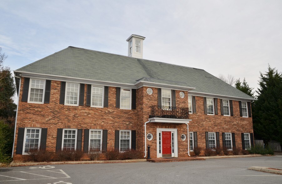 3325 Healy Dr, WinstonSalem, NC 27103