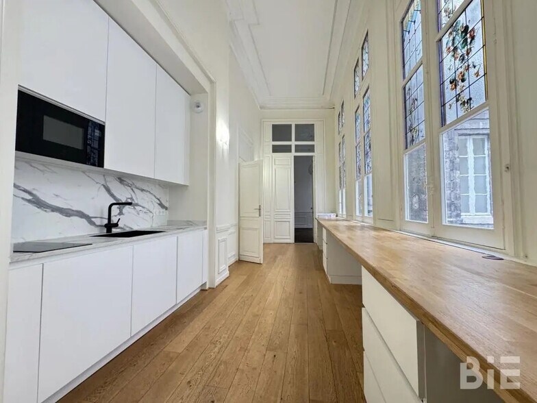 Office in Bordeaux for lease - Interior Photo - Image 3 of 4