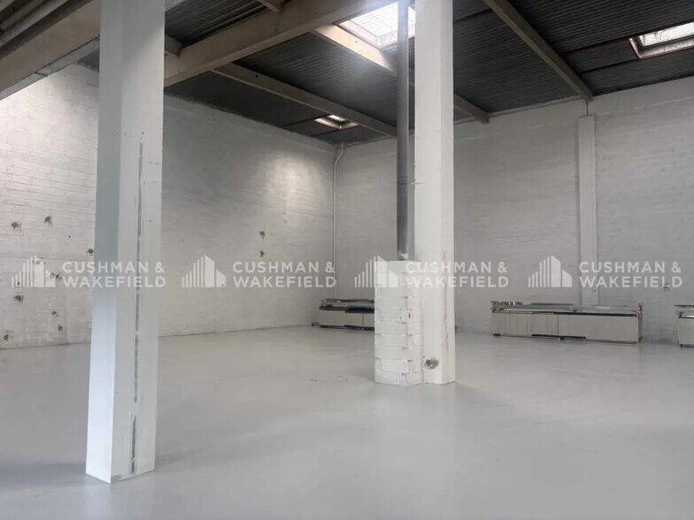 Flex in Vitrolles for lease - Interior Photo - Image 2 of 8