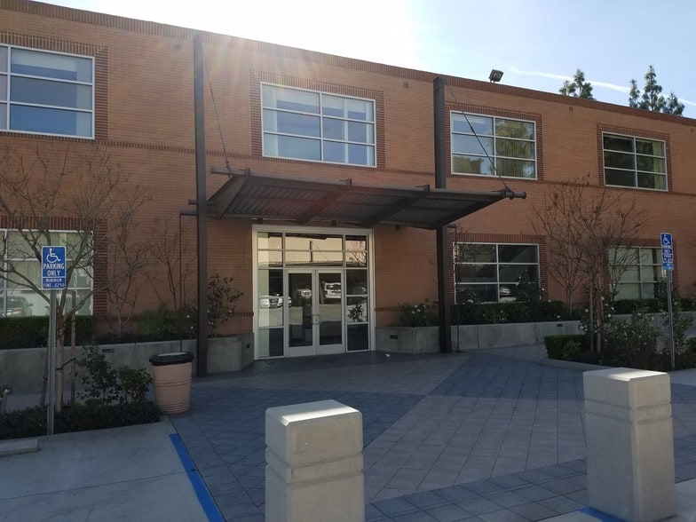 100 E Tujunga Ave, Burbank, CA for lease - Building Photo - Image 1 of 9