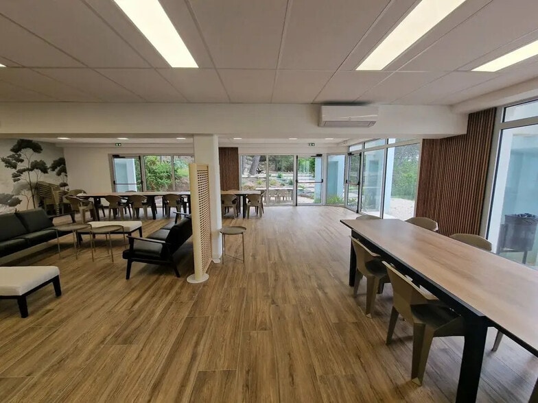 Office in Valbonne for lease - Interior Photo - Image 3 of 5