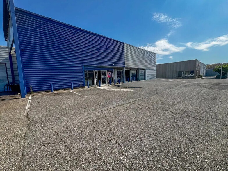 Retail in Orange for lease - Building Photo - Image 1 of 8