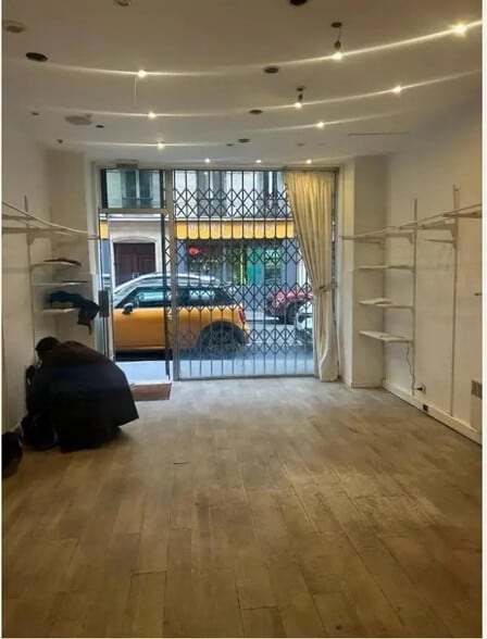 Retail in Paris for lease - Interior Photo - Image 2 of 4