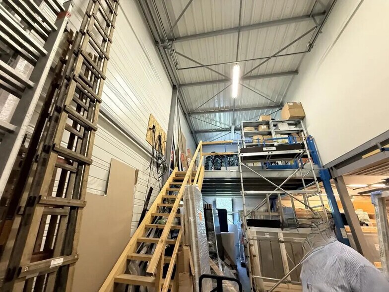 Flex in Saint-Avé for lease - Interior Photo - Image 3 of 6