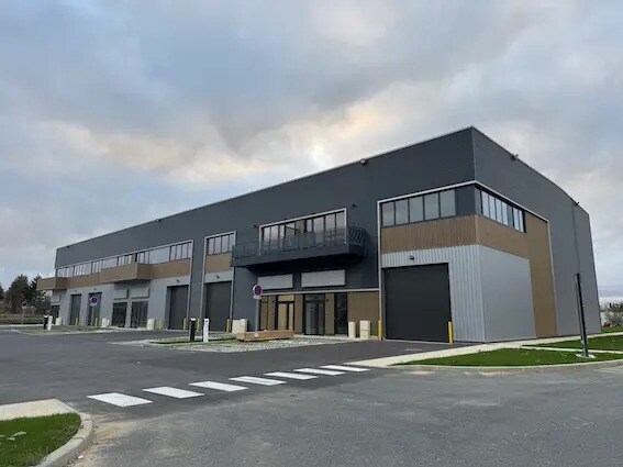 Flex in Chalifert for lease - Building Photo - Image 2 of 7