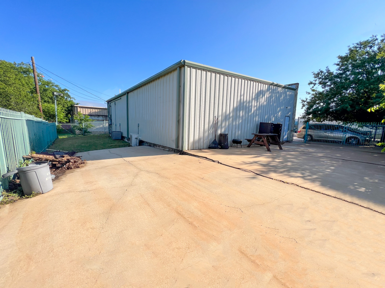 10876 Hillpoint Dr, San Antonio, TX for lease - Building Photo - Image 3 of 6