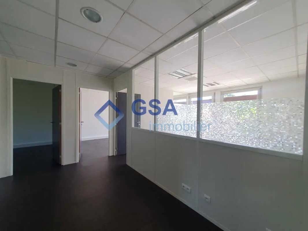 Office in Épinay-sur-Orge for lease Interior Photo- Image 1 of 7