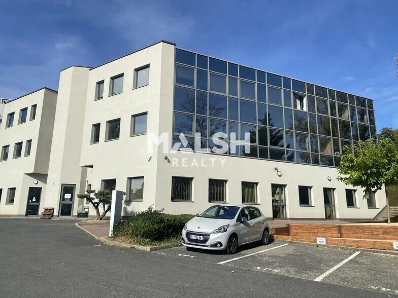 Office in Limonest for lease - Building Photo - Image 1 of 12