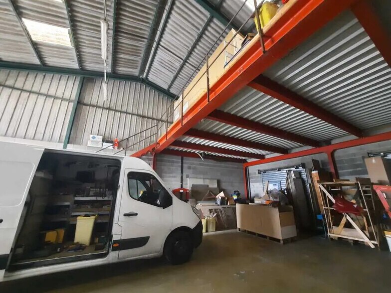 Flex in MARCILLY-D'AZERGUES for lease - Interior Photo - Image 2 of 11