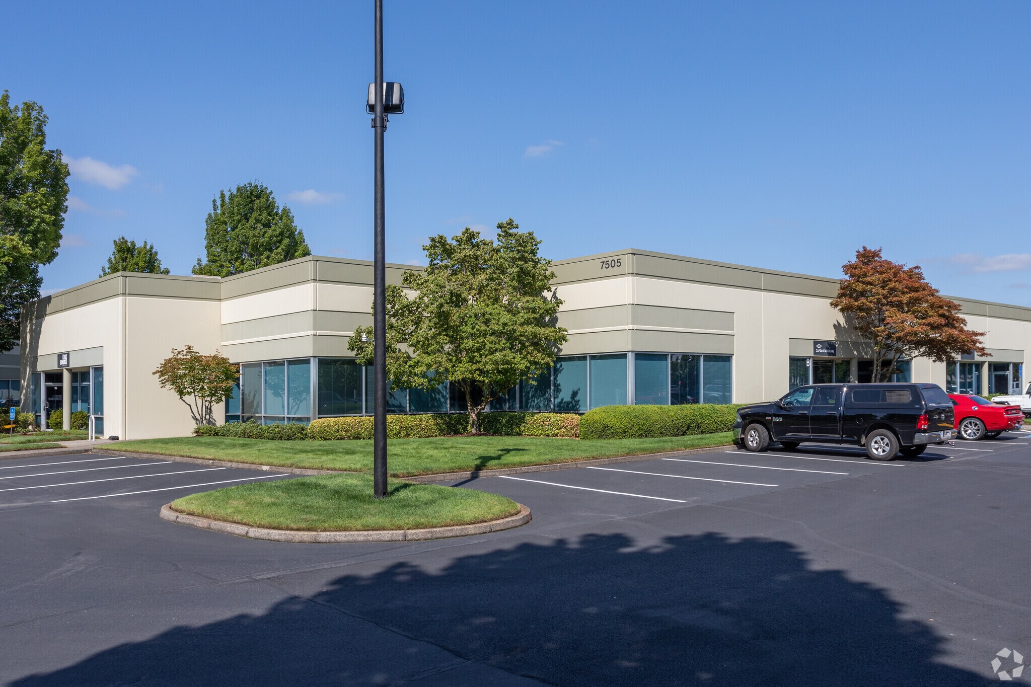 7505 NE Ambassador Pl, Portland, OR for sale Primary Photo- Image 1 of 4