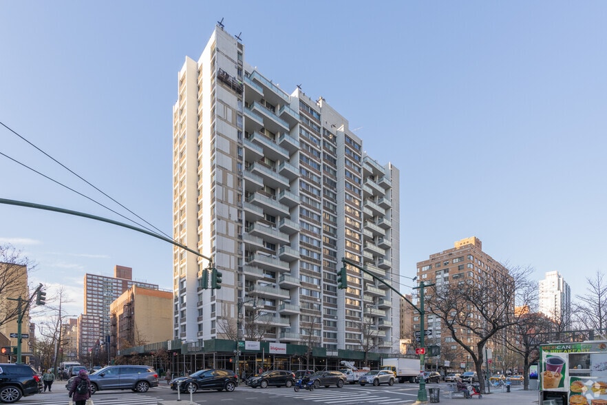 700 Columbus Ave, New York, NY for lease - Building Photo - Image 2 of 3
