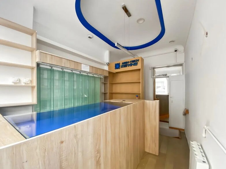 Retail in Paris for lease - Interior Photo - Image 2 of 5