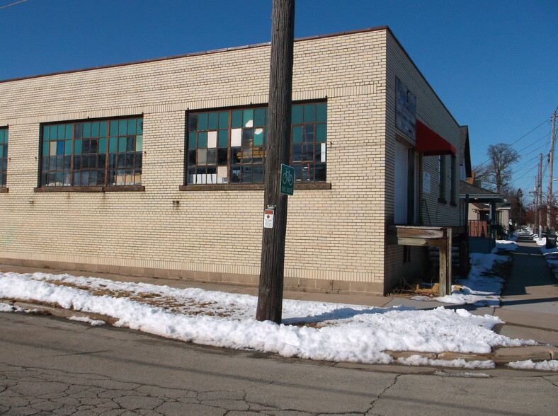 536 Bay Shore Dr, Oshkosh, WI for lease - Building Photo - Image 1 of 21