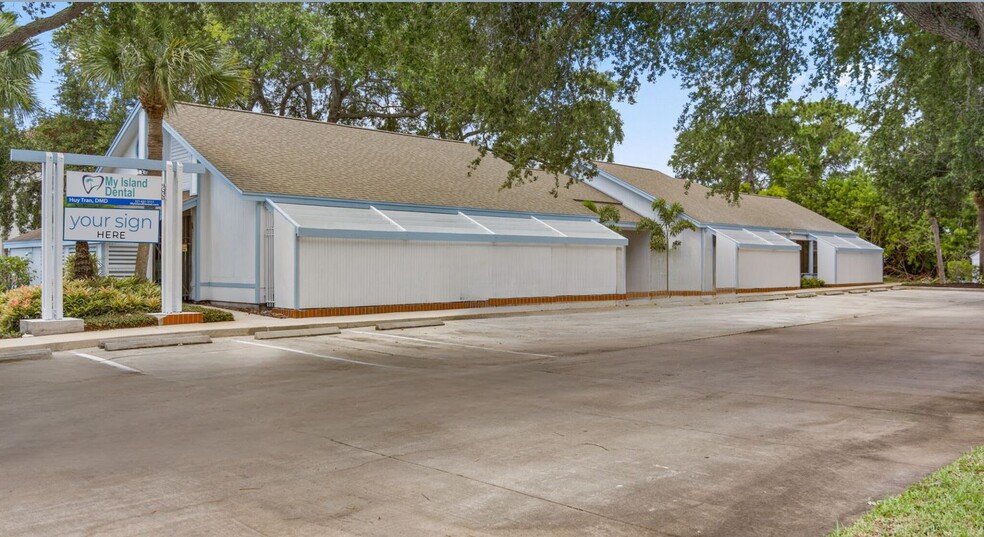 195 S Courtenay Pky, Merritt Island, FL for lease - Building Photo - Image 1 of 18