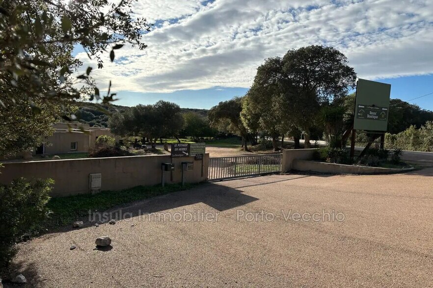 Retail in Bonifacio for lease - Building Photo - Image 3 of 6